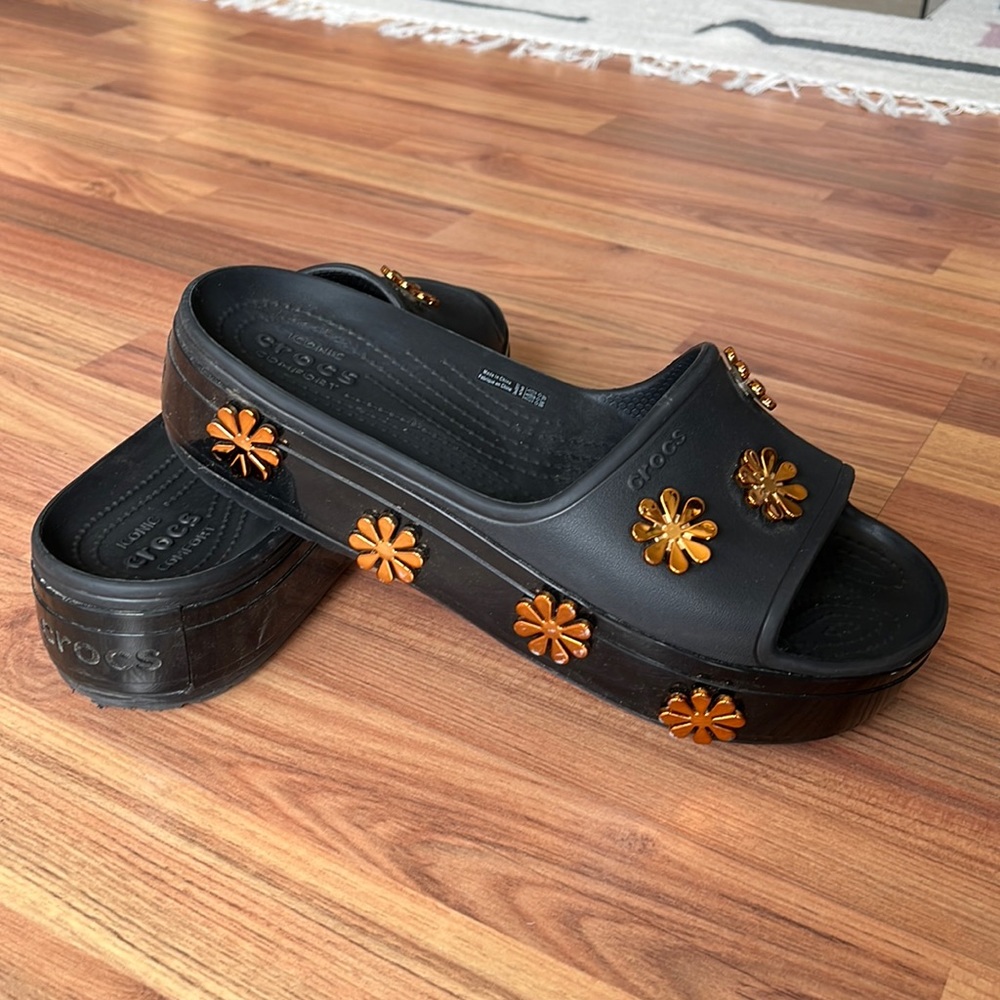Crocs black platform slides with bronze daisie